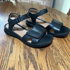 Unstructured by Clark’s Adorn Calm Black  8 1/2 Wide Sandals